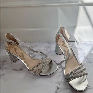 Nina Size 7M Sparkly Silver Event Heels